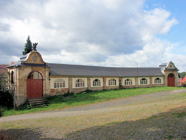 Westlicher Teil des Kreuzganges vor der Kirche.