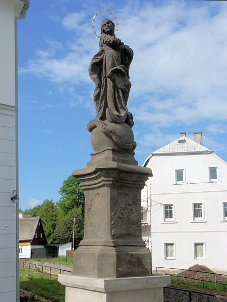 Socha Panny Marie na náměstí.