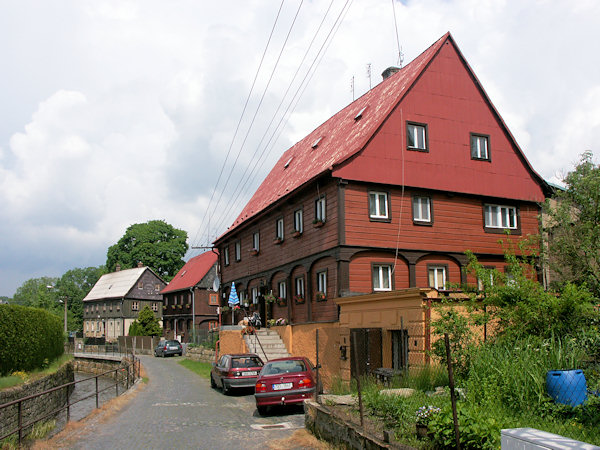 Einstöckige Häuser in der Gasse unter dem Stadtplatz.