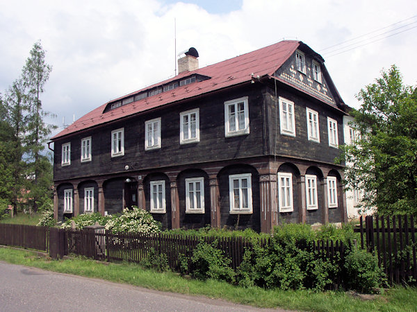 Eines der gut erhaltenen Häuser der Volksarchitektur im Dorf.