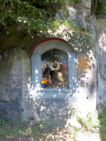 Skalní výklenek s obrazem Navštívení Panny Marie u odbočky do Doubice.