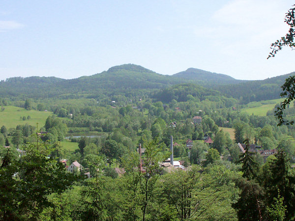 Pohled na část Horní Chřibské od severu. Za stromy v popředí je areál bývalé sklárny.