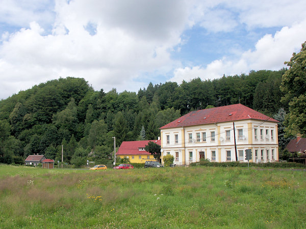 Budova bývalé školy v centru osady.