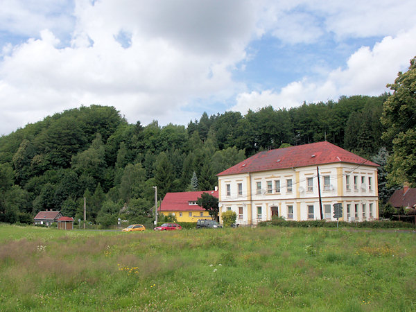 Das Gebäude der ehemaligen Schule im Zentrum der Siedlung.