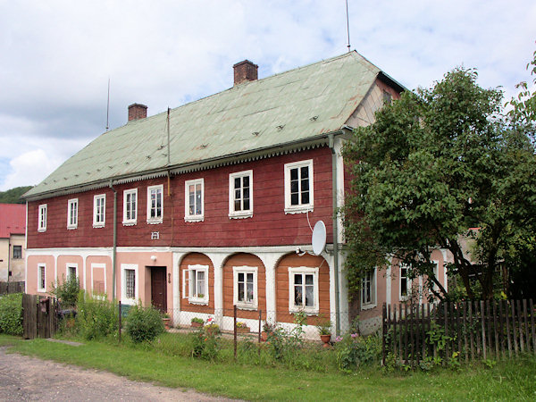 Ein Wohnhaus mit Plattenboden und einem Walmdach.