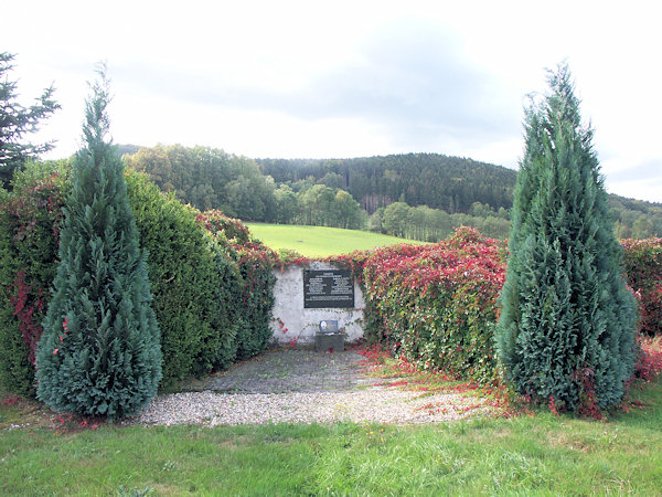 Denkmal für die Opfer des Todesmarsches auf dem örtlichen Friedhof.