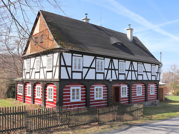 Ein denkmalgeschütztes Fachwerkhaus mit einem Fachwerkboden.