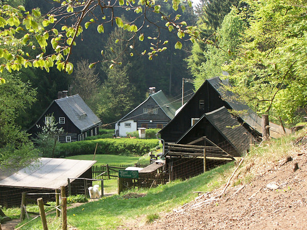 Domky na horním konci osady.