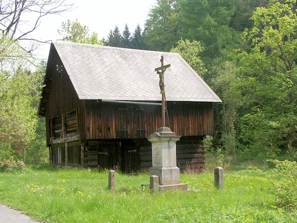 Památkově chráněná stodola u domu e.č. 668. Vedle ní stojí Görnerův kříž.