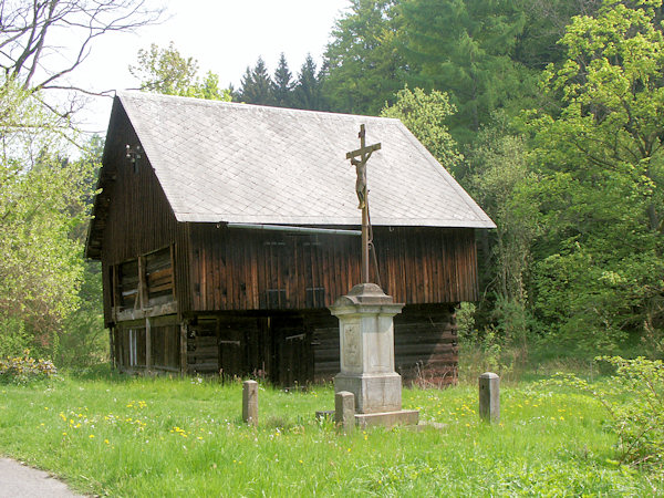 Die denkmalgeschützte Scheune am Haus Nr. 668. Daneben steht das Görner Kreuz.