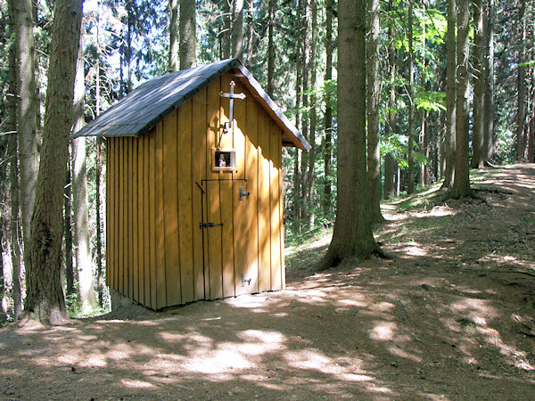 Die St. Anna-Kapelle an der Ostseite des Kamenný vrch.