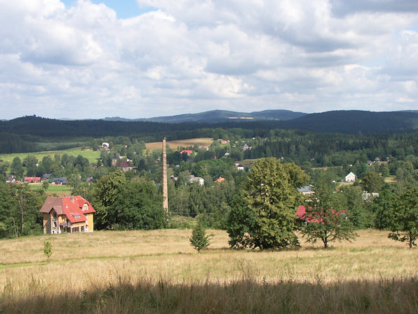 Gesamtansicht von Doubice (Daubitz) vom Spravedlnost (Irigtberg).