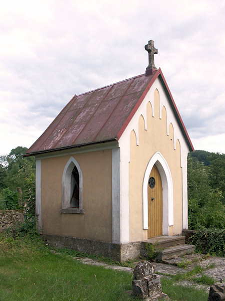 Kaplička Panny Marie na hřbitově.