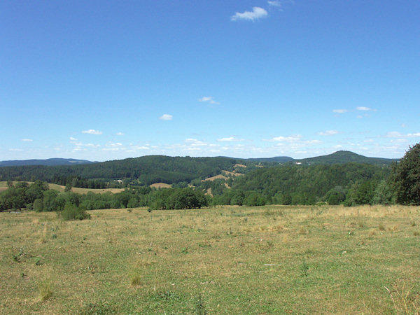 Aussicht von Kamenná Horka (Steinhübel) nach Nordwesten mit den Bergen Tanečnice (Tanzplan), Kamenný vrch (Steinberg), Hrazený (Pirsken) und Vlčí hora (Wolfsberg).