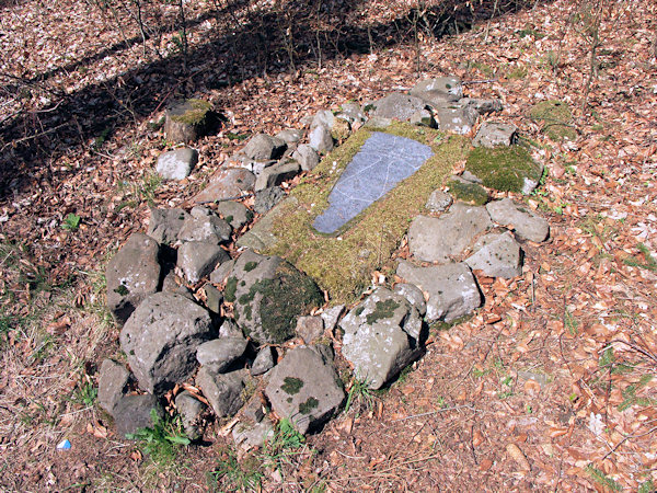 Der Gedenkstein für Václav Sedláček an der Südseite der Kamenná horka.