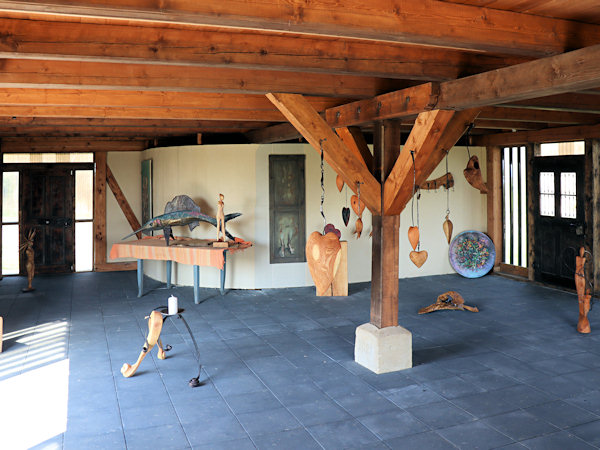Ve stodole je výstava předmětů, kombinujících řezbářské a kovářské umění.