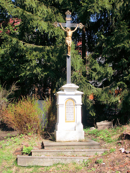 Kreuz in der Mitte der Gemeinde.