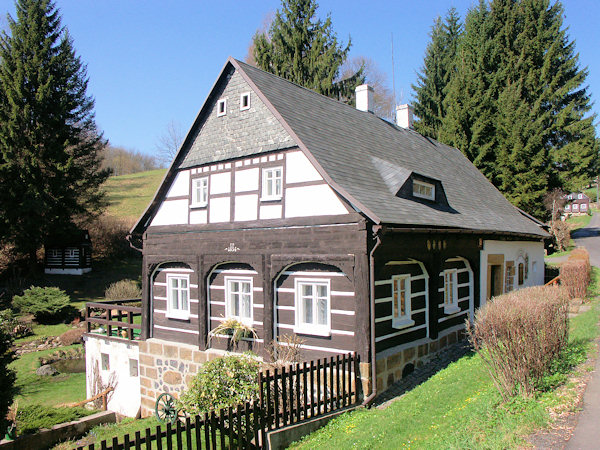 Gut erhaltenes Umgebindehaus Nr. 44 mit einem Fachwerkgiebel.