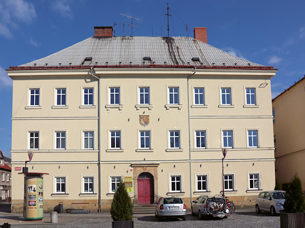 Budova bývalé školy na náměstí.