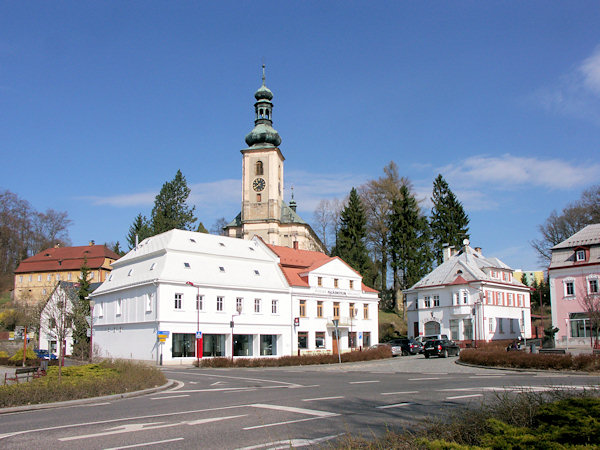 Pohled na kostel sv. Máří Magdaleny z náměstí.