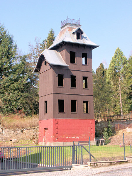 Ein denkmalgeschützter hölzerner Schlauchtrockenturm auf dem Gelände der Feuerwache.