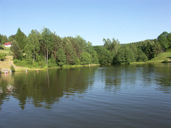 Der Stauteich bei Kyjov (Khaa) am Südende des Dorfes.