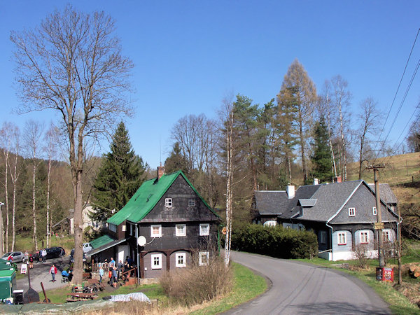 Domky s hostincem Na fakultě u vstupu do Kyjovského údolí.