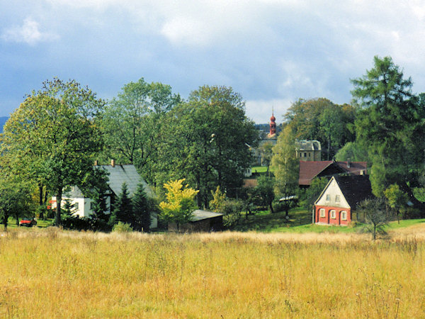 Blick auf die Gemeide von Nordosten.