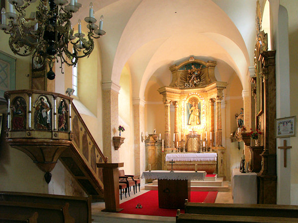 Presbytář kaple s hlavním oltářem.