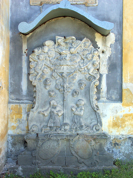 Grabstein der Eheleute Liebsch an der Aussenwand des Presbyteriums.