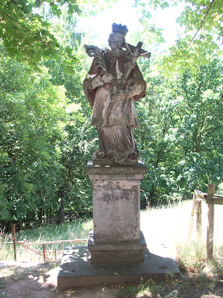 Die hl. Johann von Nepomuk-Statue an der Kirche.