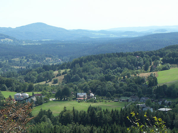 Pohled na střed osady z rozhledny na Vlčí hoře. V pozadí vlevo je hora Studenec.
