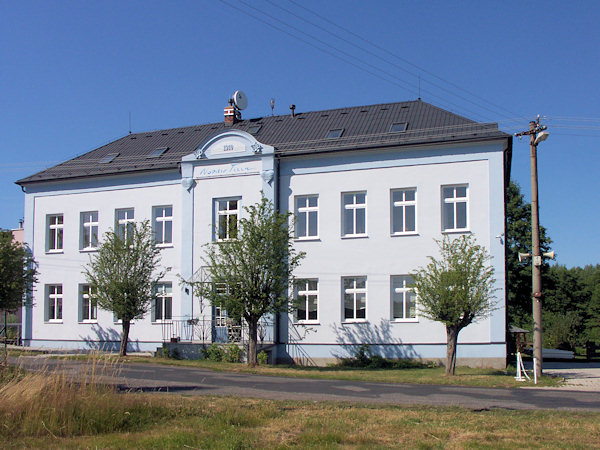V budově bývalé školy je dnes čajovna a obchod s přírodní kosmetikou firmy Nobilis Tilia.