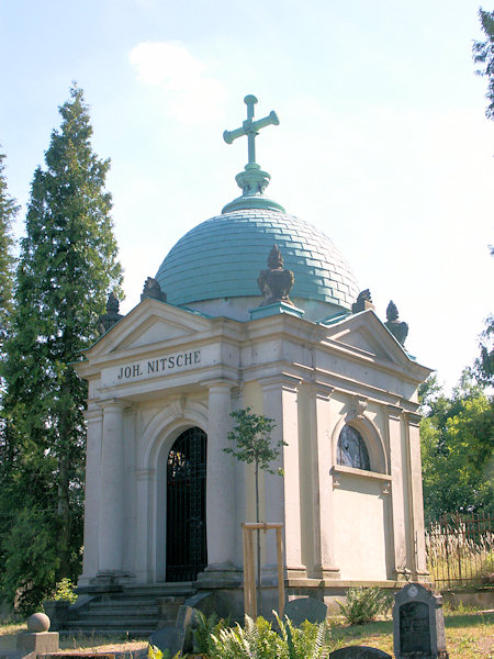 Hrobka Johanna Nitsche na místním hřbitově.
