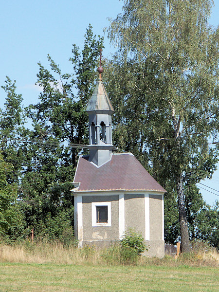 Žebrácká kaple u silnice do Vlčí Hory.