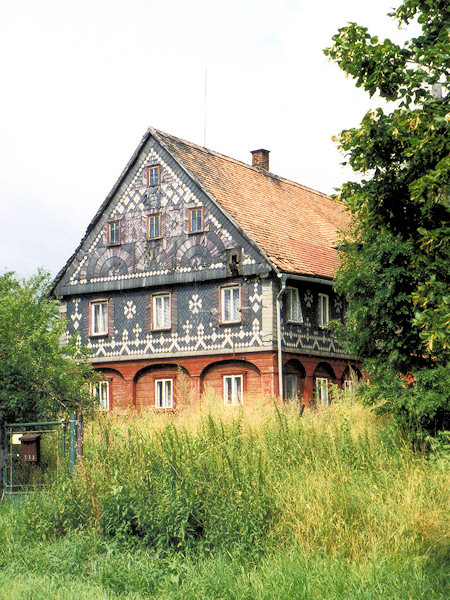 Haus mit erhaltener Schieferverkleidung im Obergeschoss und im Giebel.