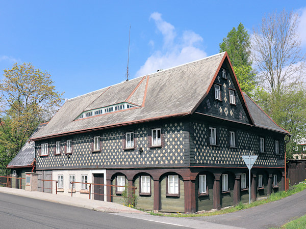 Einstöckiges Umgebindehaus im Dorfe.