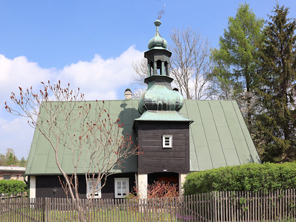 Haus mit dem hölzernen Glockenturm.