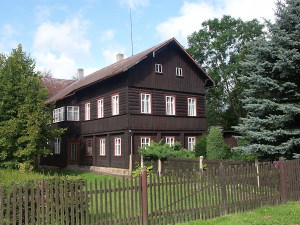 Einstöckiges Blockhaus im Dorfe.