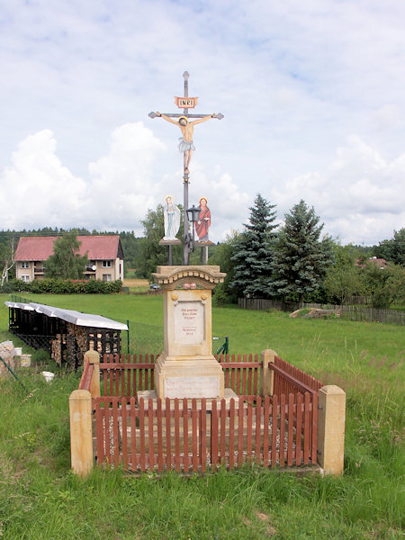 Malovaný kříž u hlavní silnice.