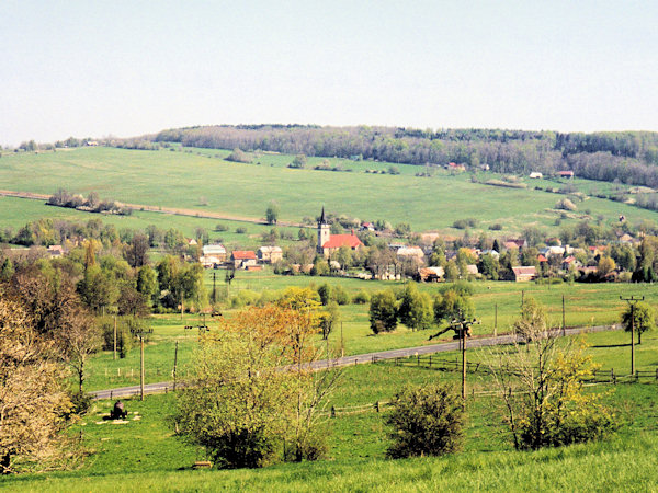 Pohled na západní část obce s kostelem sv. Kateřiny.