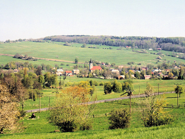 Blick auf den westlichen Teil der Gemeinde mit der Kirche der hl. Katharina.