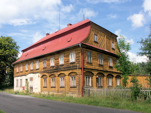 Dům čp. 184 s mansardovou střechou.