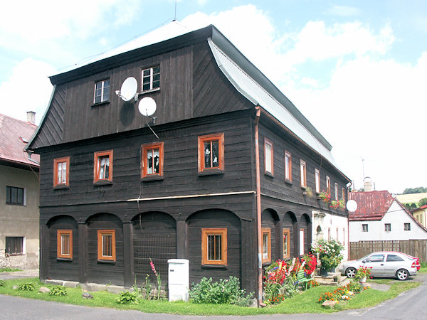 Große zweigeschossige Fachwerkhaus in der Siedlung.