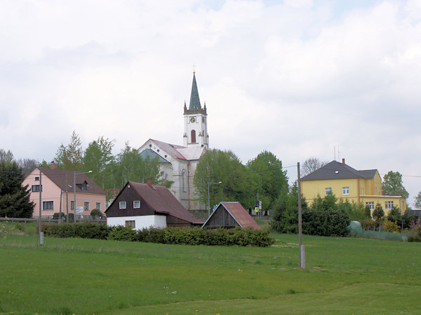 Střed osady s kostelem sv. Františka z Assisi.