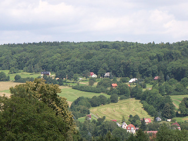 Blick auf den Ort von Jiřetín aus.