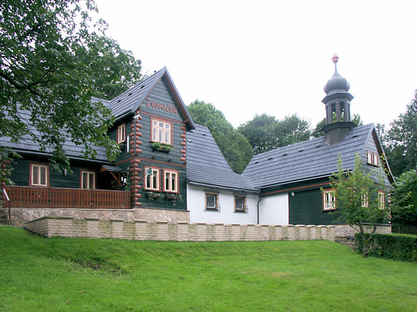 Chata Zvoneček v centru osady.
