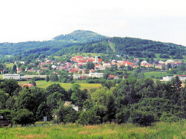 Celkový pohled na Jiřetín od severu. V pozadí Jedlová a Křížová hora.