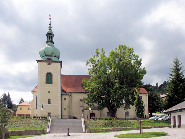 Kostel Nejsvětější Trojice na náměstí.