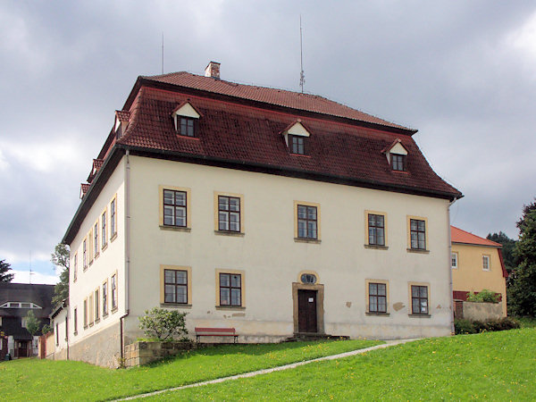 Ehemaliges Pfarrhaus in der südöstlichen Ecke des Platzes.